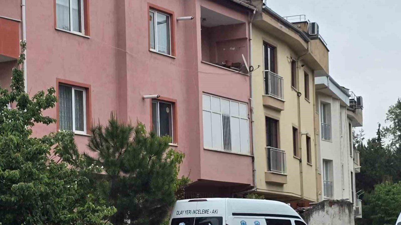 Haber alınamayan öğretmen evinde ölü bulundu