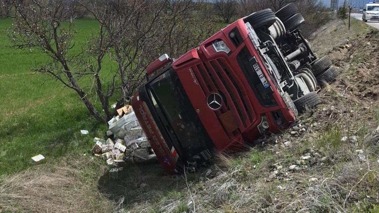 Erzincan’da soda yüklü tır devrildi