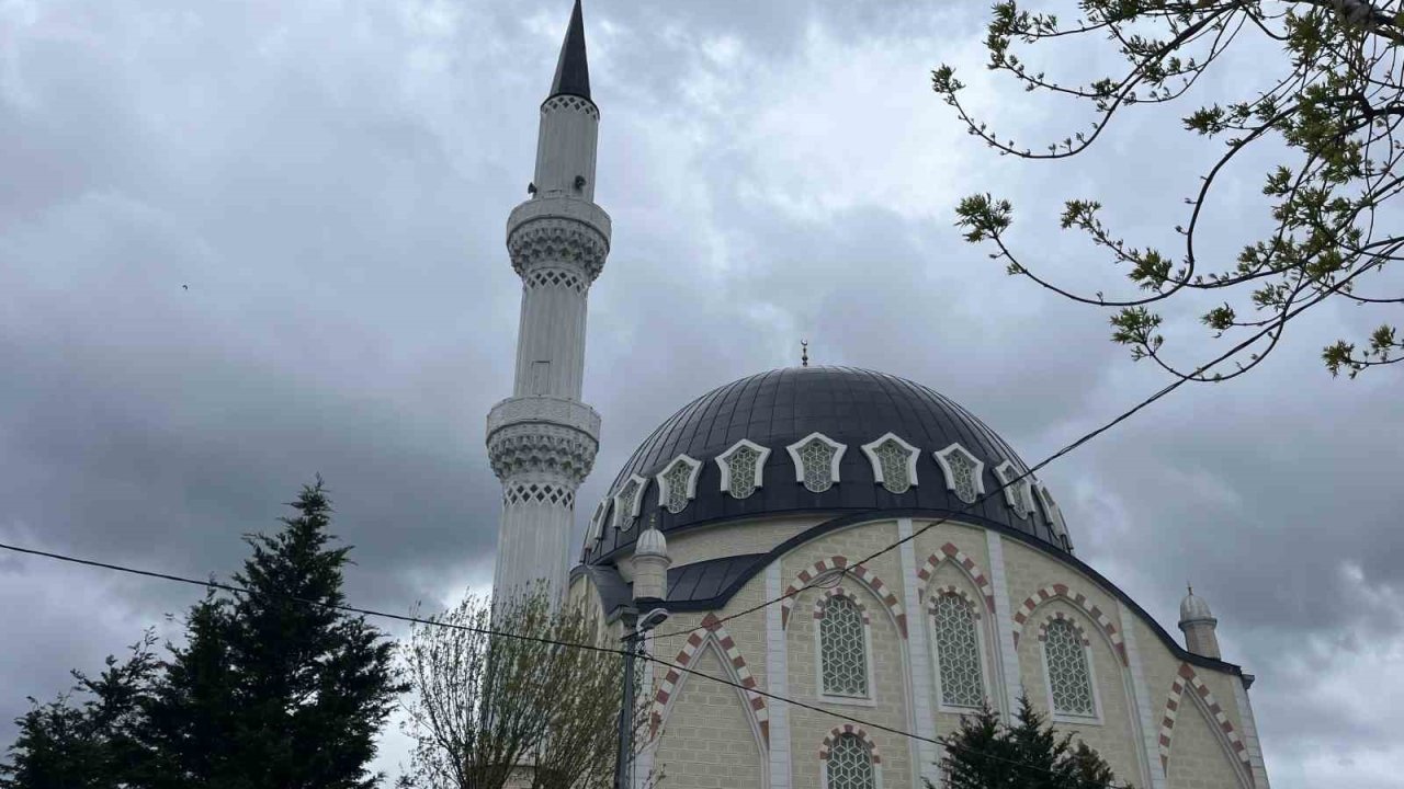 Arnavutköy’de rüzgarın etkisiyle caminin minaresi sallandı, iki bina tahliye edildi