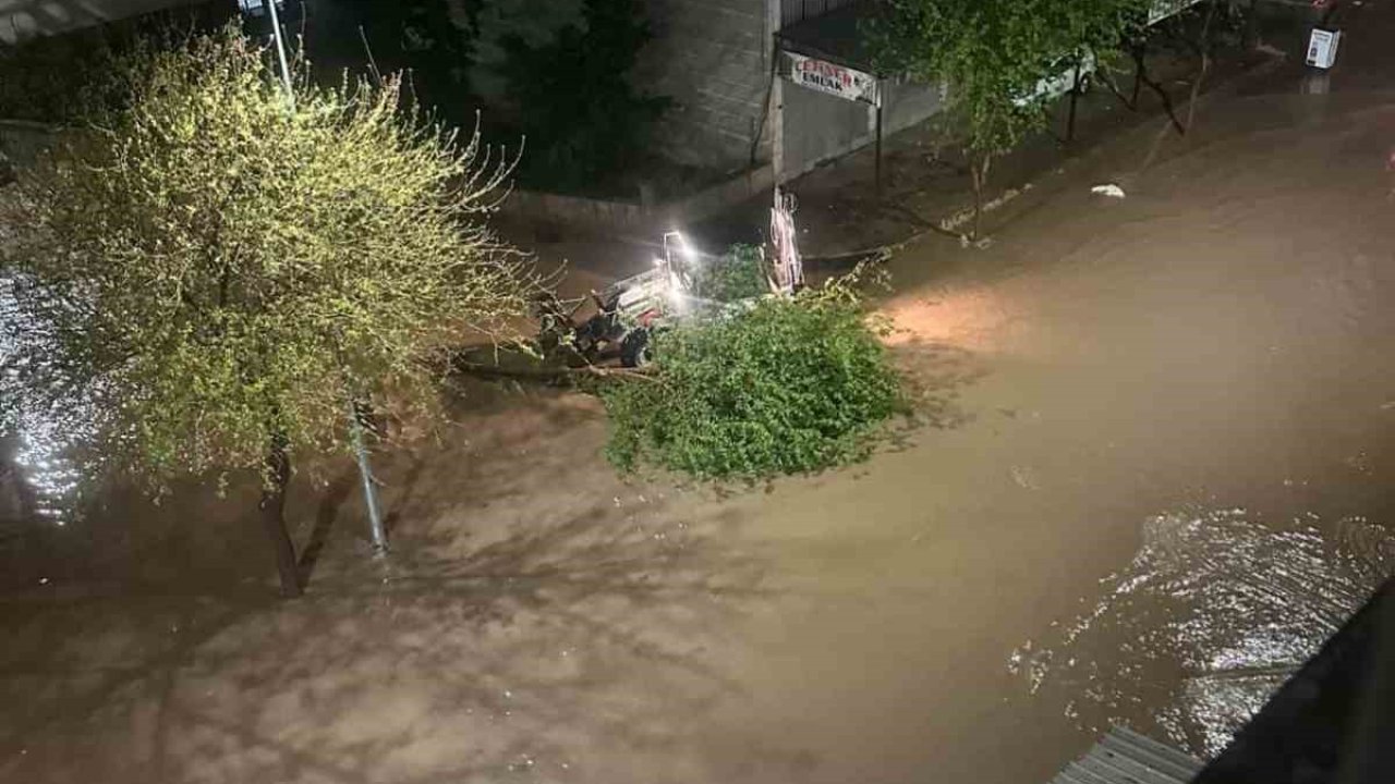 Siverek’te dolu ve sağanak hayatı felç etti