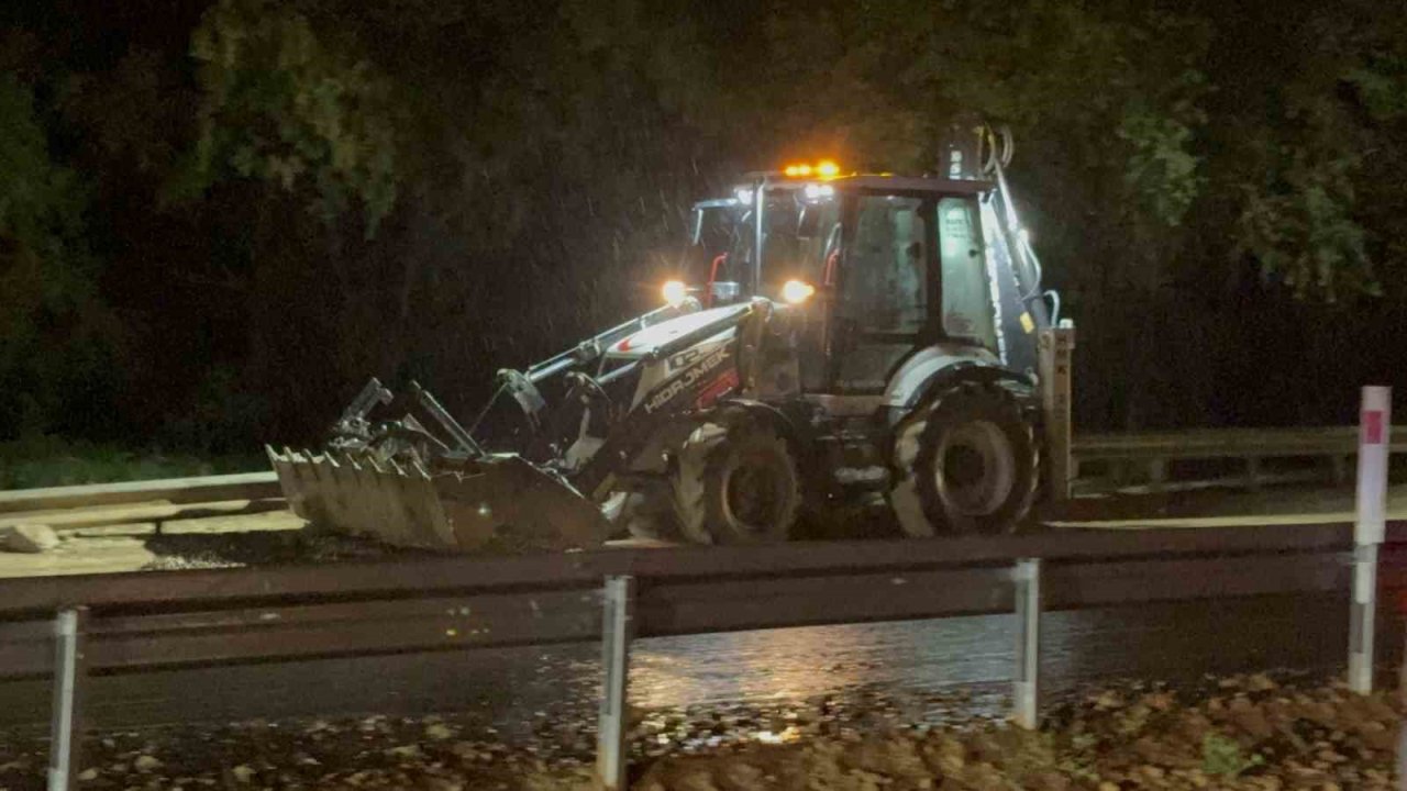 Tokat-Sivas kara yolu yaşanan taşkın nedeniyle kısa süreli trafiğe kapandı