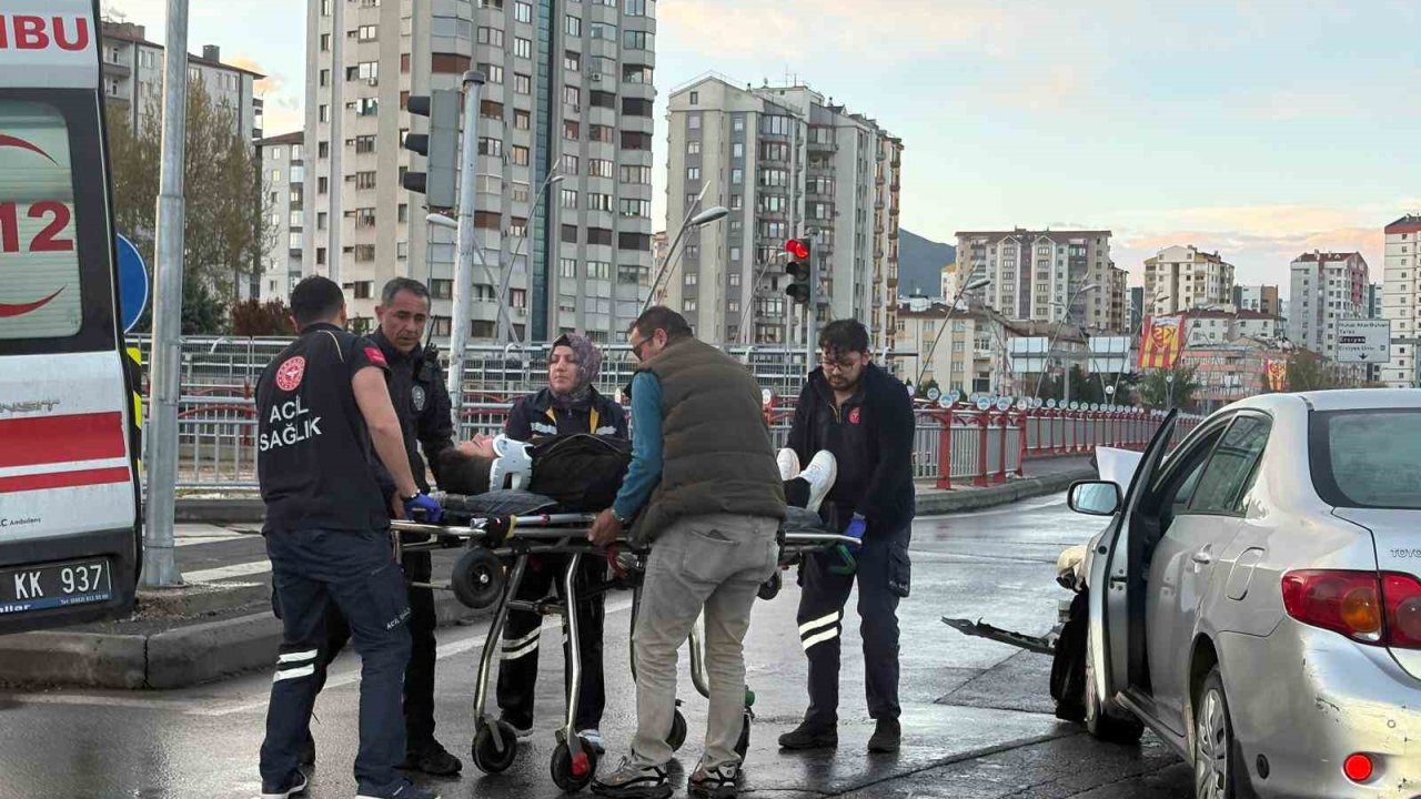 Ticari taksiyle otomobil çarpıştı: 2 yaralı
