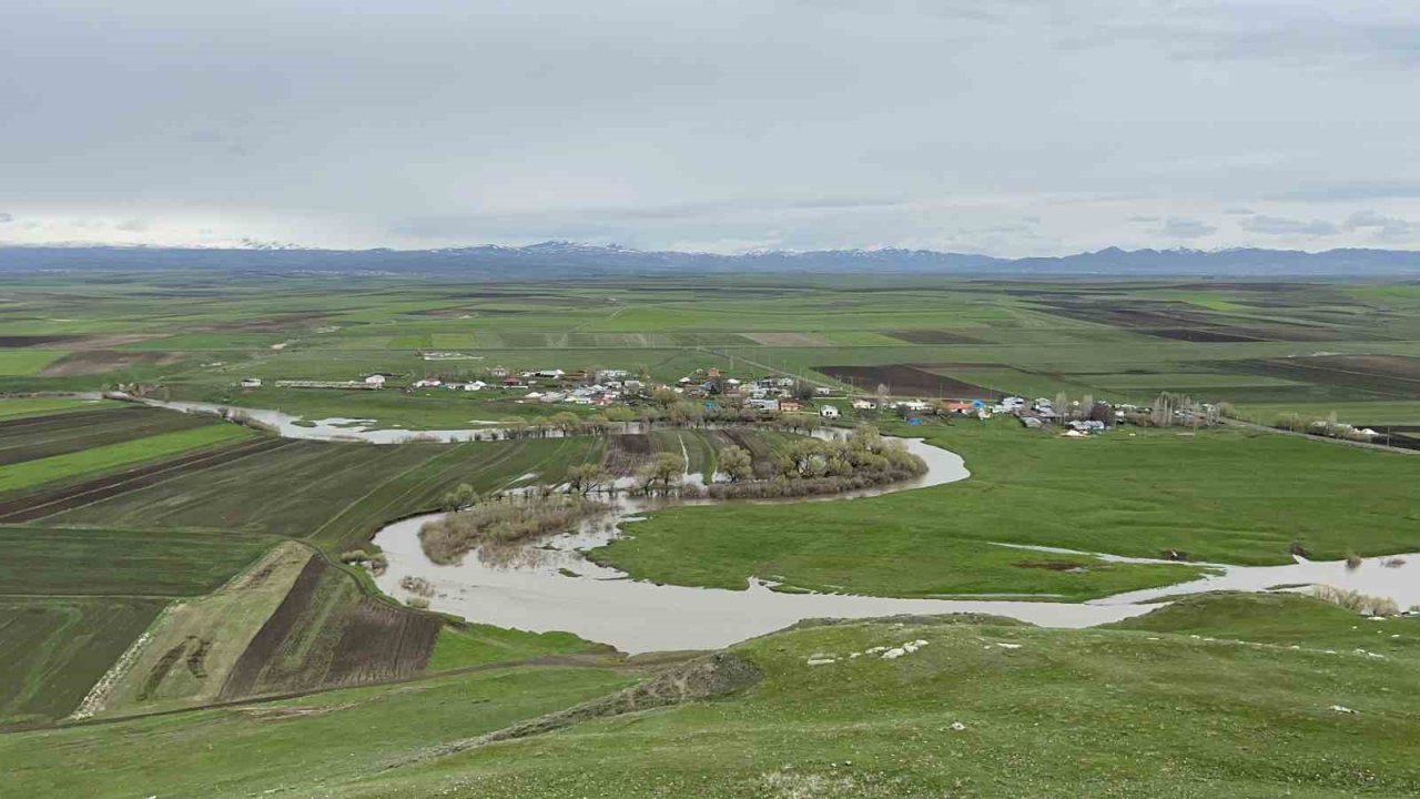 Kars’ta Karahan Çayı 30 yılın rekorunu kırdı: Kalkankale’de ekili araziler sular altında