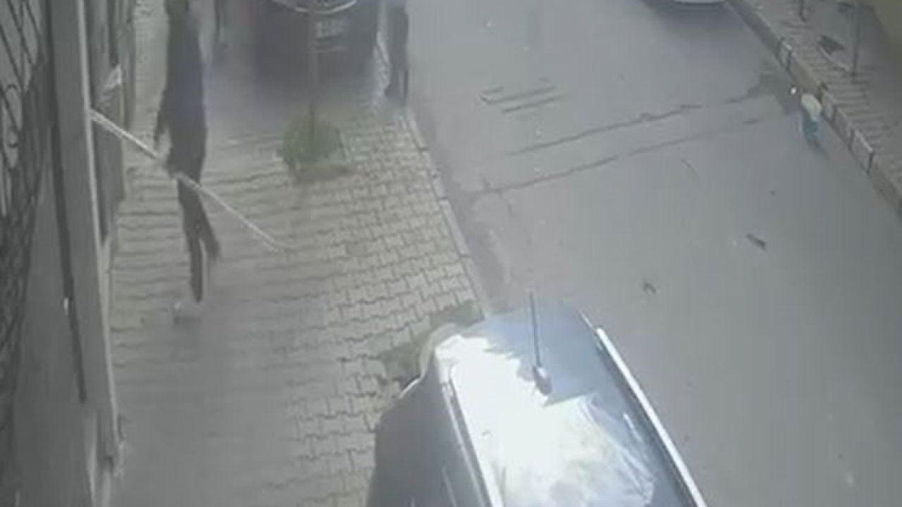 Arnavutköy’de dehşet anları: Çocuklara saldırdı, bina sakinlerine bıçak çekti