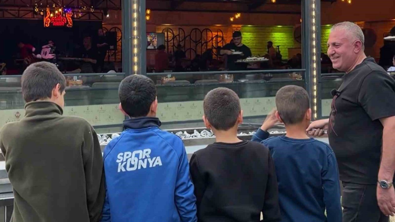 Sevgi evlerinde kalan çocuklar mangal başında