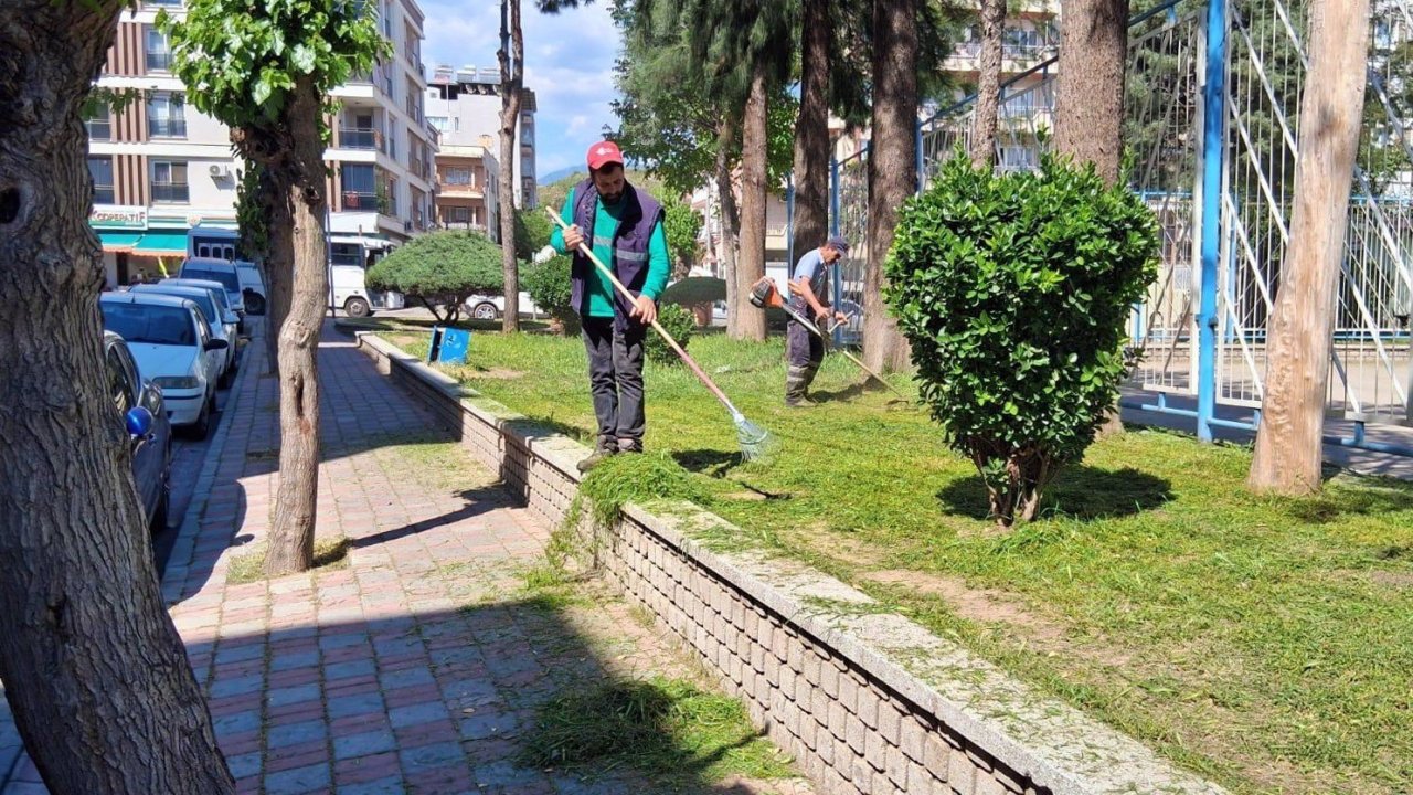 Efeler’de yeşil alanlarda çalışmalar sürüyor
