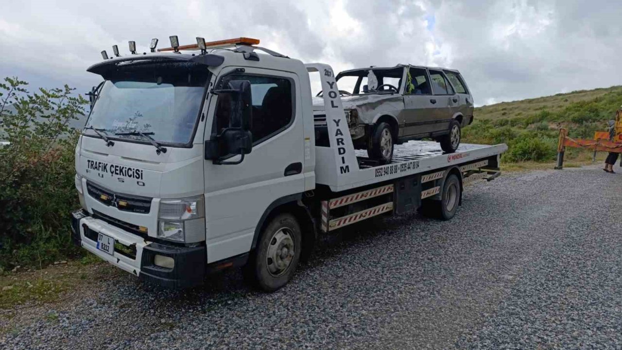 Manavgat’ta 40 metrelik şarampole uçan araçtaki 2 kişi yaralandı