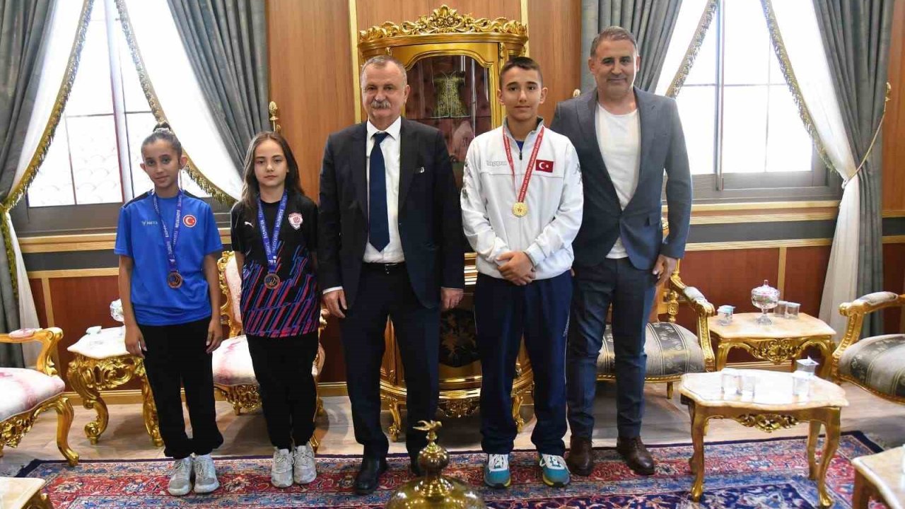 Şampiyon sporcular Başkan Balaban’ın konuğu oldu
