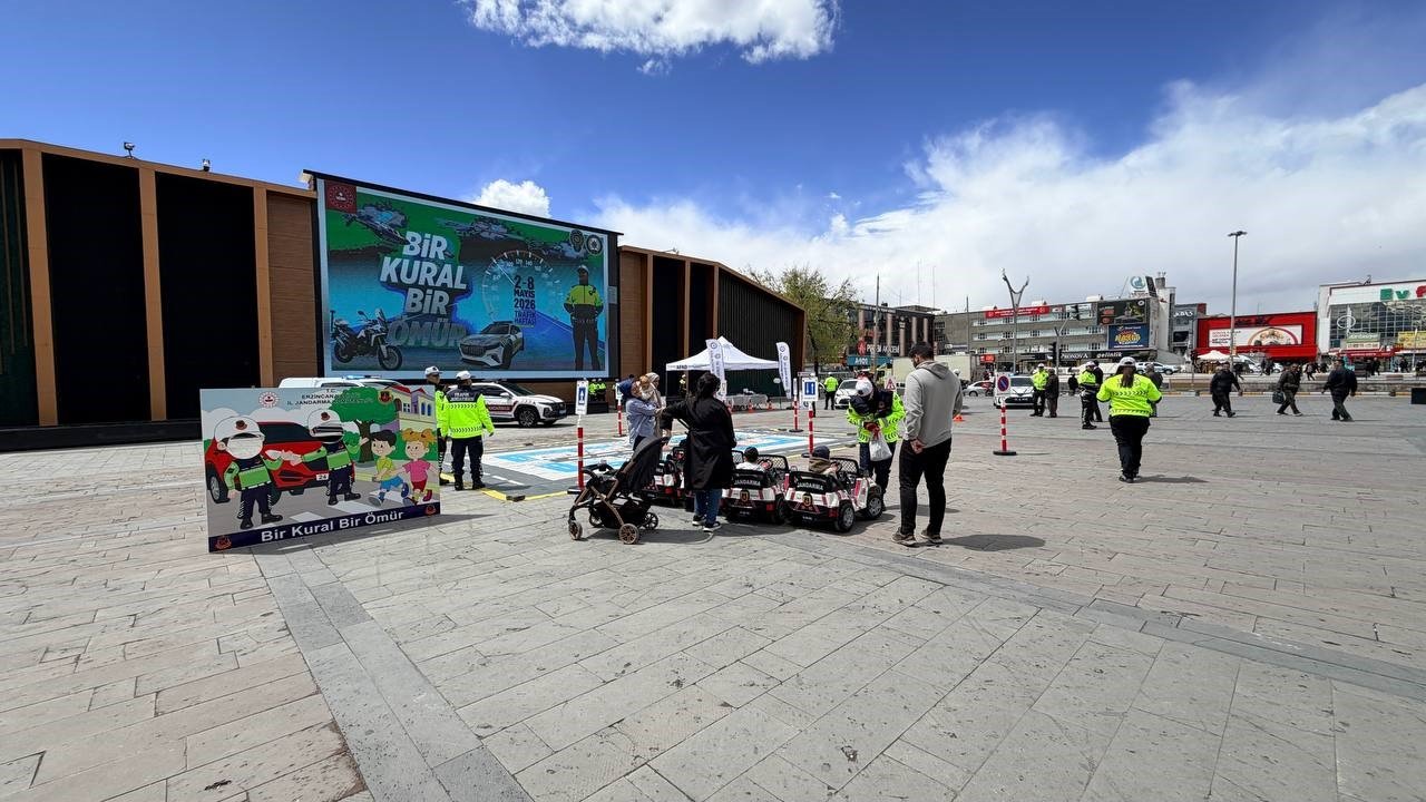 Erzincan’da uygulamalı trafik eğitimi verildi