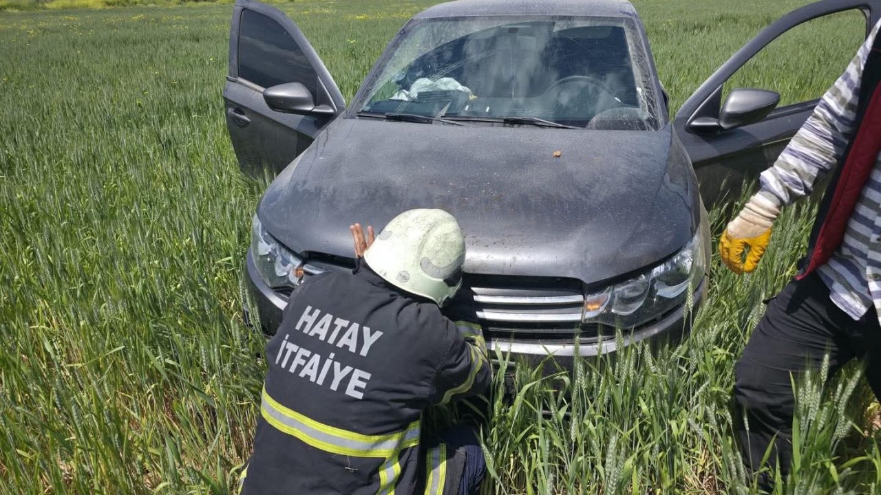 Hassa’da tarlaya uçan otomobilin sürücüsü yaralandı