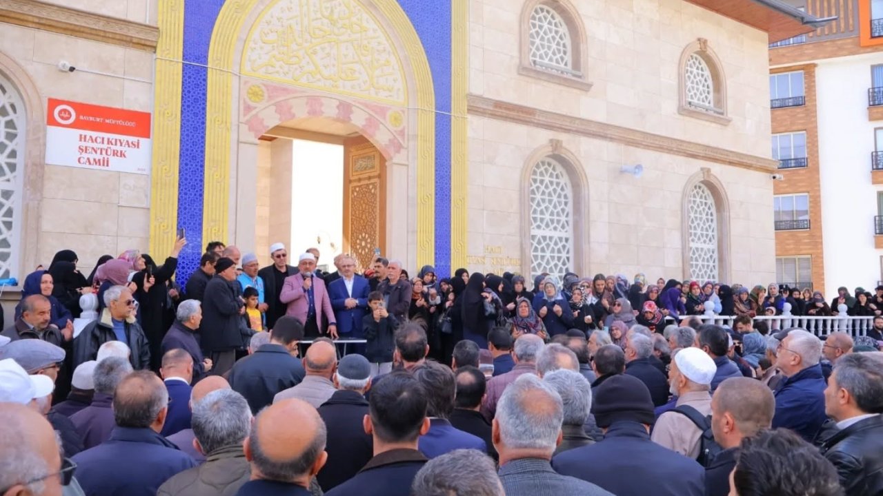 Bayburt’ta hacı adayları dualarla kutsal topraklara uğurlandı