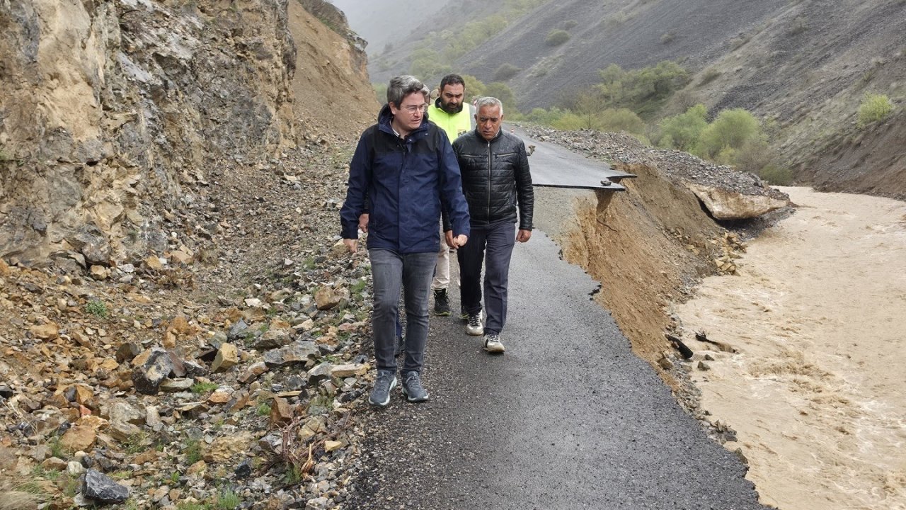 Erzincan Kemaliye’de sel hasarı: Yol çift yönlü kapatıldı
