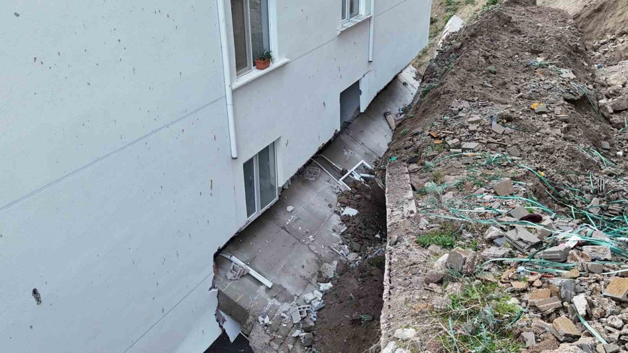 Nevşehir’de çöken istinat duvarı evlerin içine girdi: 10 ev tahliye edildi