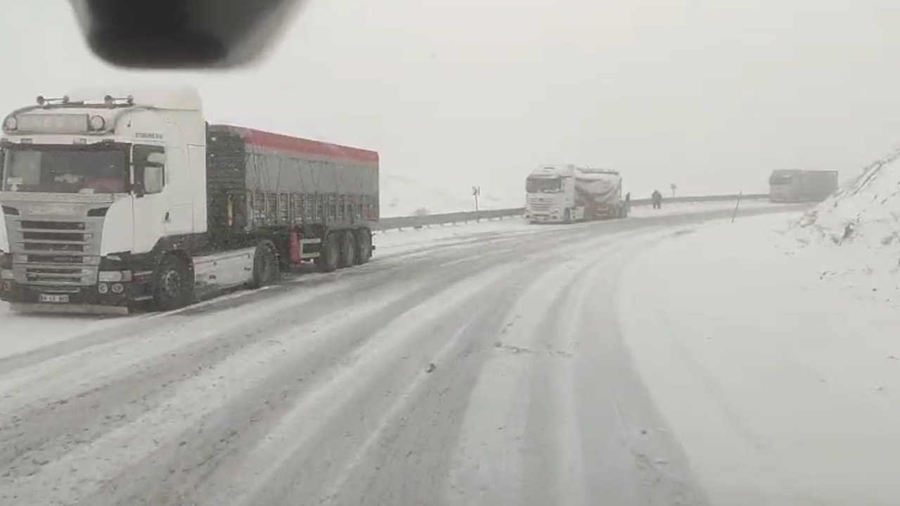 Kop Dağı’nda kar ve tipi ulaşımı zorlaştırdı