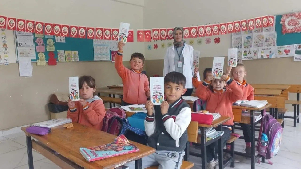 Sağlık ekipleri okul okul gezip hijyeni anlattı