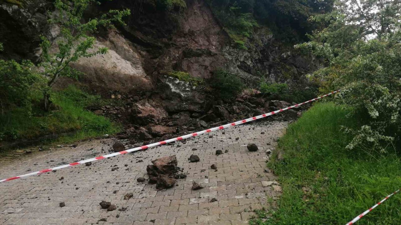 Niksar’da sağanak nedeniyle kaya parçaları yola düştü