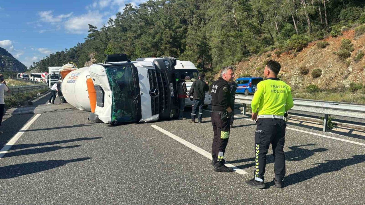 Marmaris’te beton mikseri devrildi, şoför burnu bile kanamadan kurtuldu
