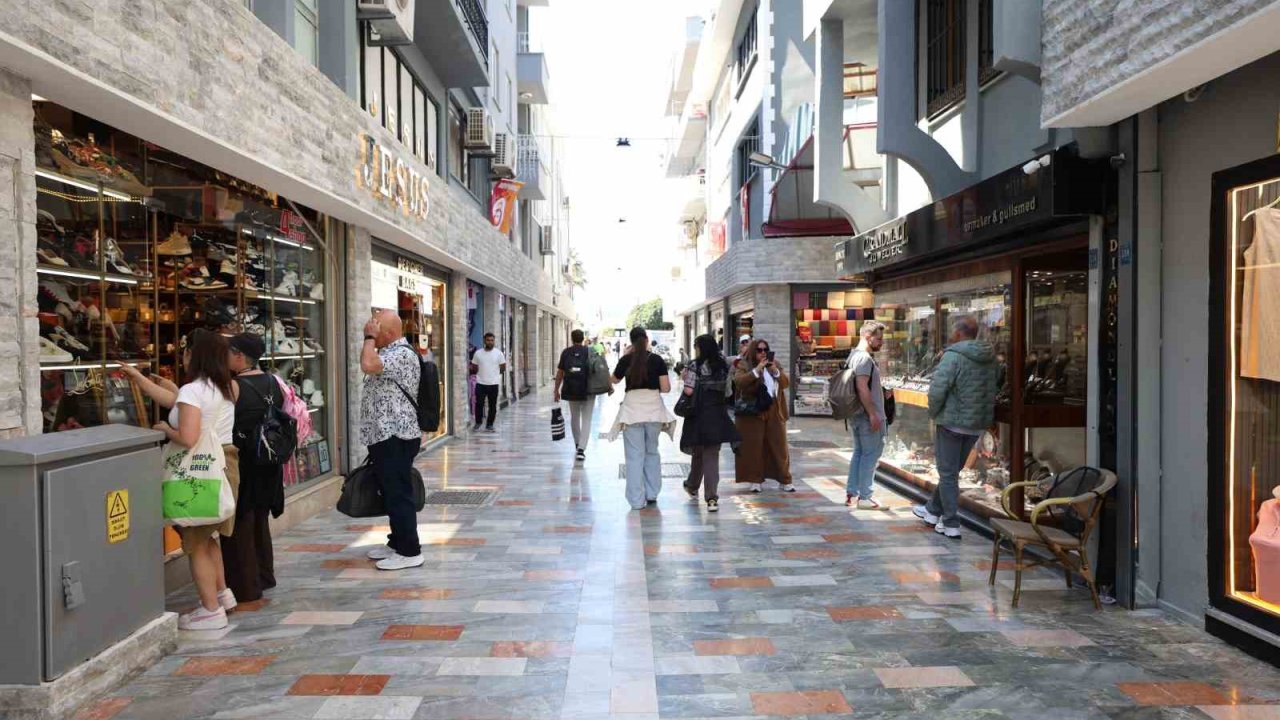 Marmaris’te yenilenen çarşı turistlerin gözdesi oldu