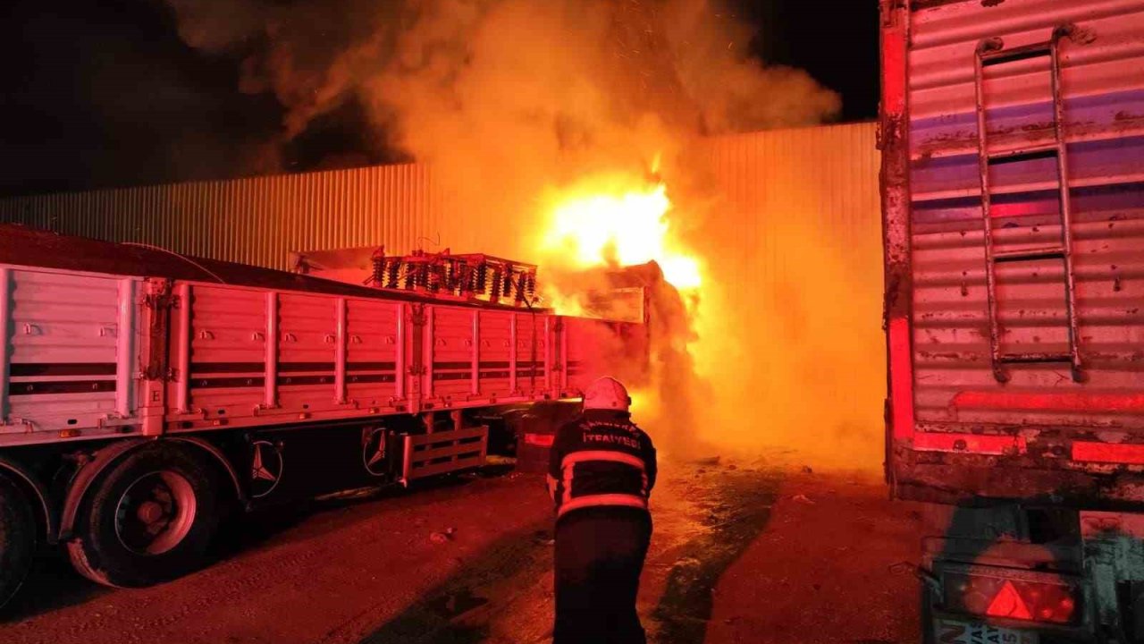 Şanlıurfa’da tır garajında korkutan yangın