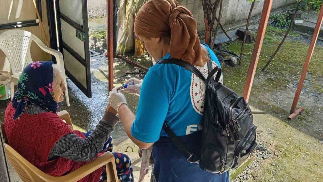 Erzin’de yaşlı vatandaşların evinde vefa temizliği gerçekleştiriliyor