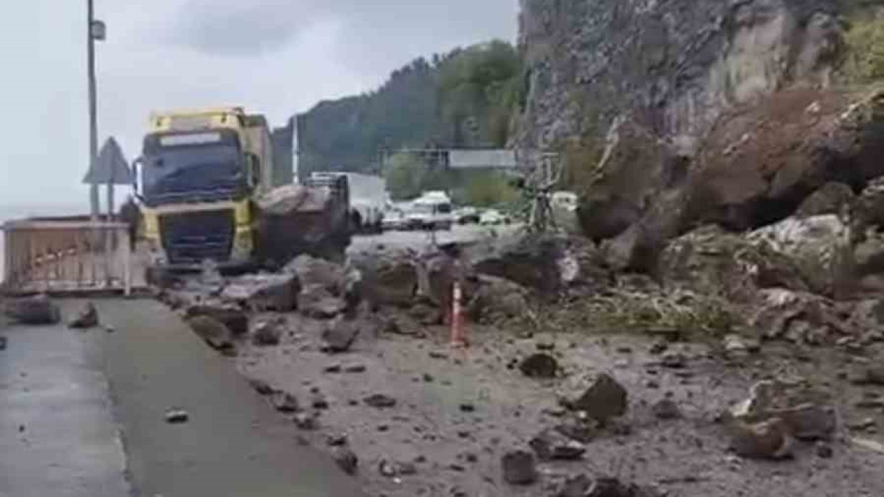 Artvin’de Sarp Sınır Kapısı yolunda heyelan