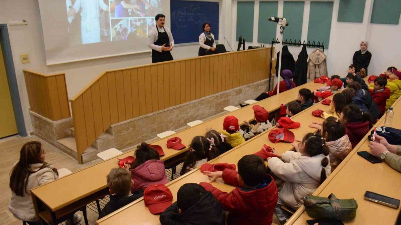 Minik eller mutfakta ilk deneyimini yaşadı