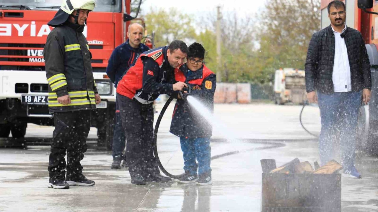 İtfaiye ekiplerinden özel bireylere yangın eğitimi