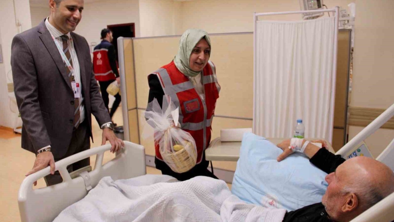 Devlet Hastanesi’nde hastaların yüzünü güldüren ziyaret