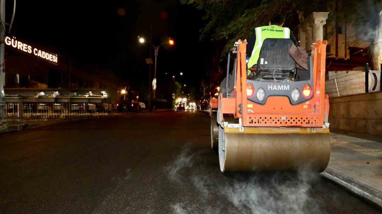 Siirt’te asfalt mesaisi gece de sürüyor