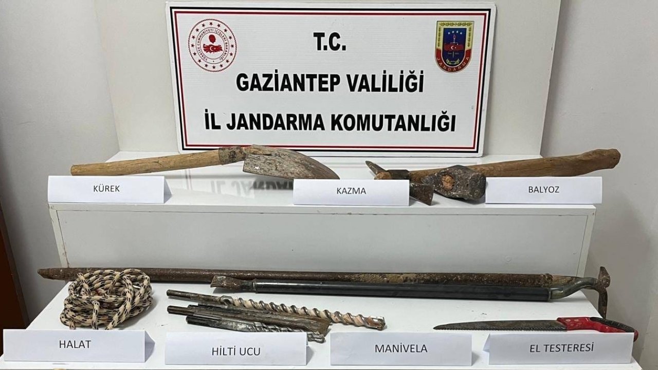 Gaziantep’te kaçak kazı yapan 2 şahsı jandarma yakaladı