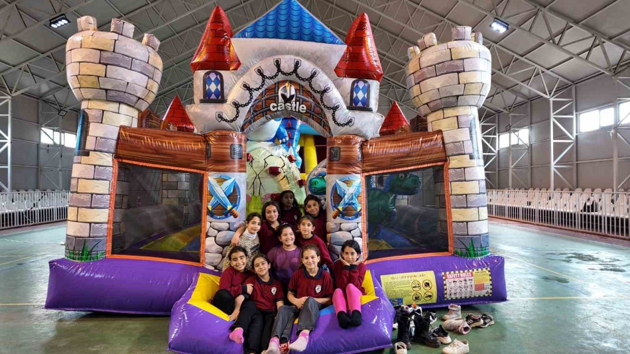 Köy çocukları için şişme oyun parkı kuruldu
