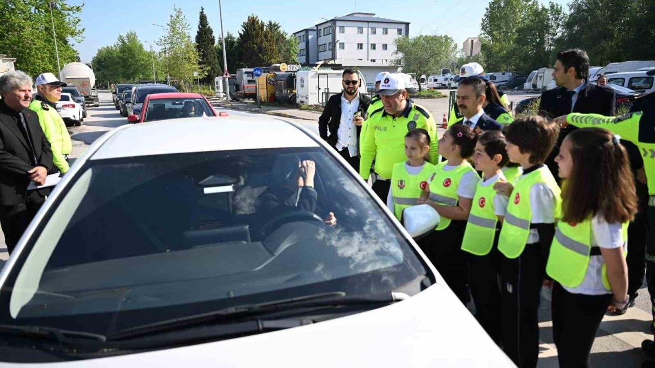 Minik trafik dedektifleri görev başında: Hem öğrendi hem öğretti