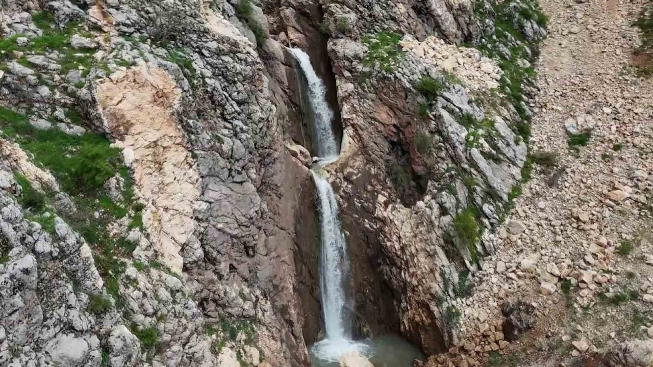 Tut ilçesindeki şelaleler coştu