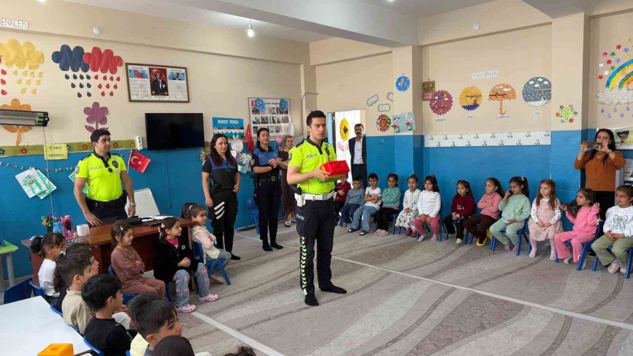 Cizre’de geleceğin sürücüleri kuralları polis amcalarından öğrendi