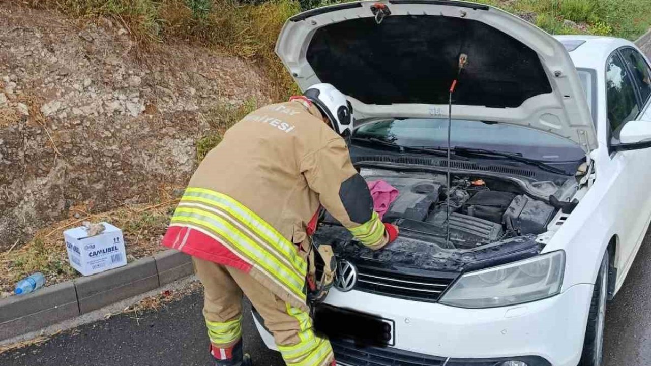 Arsuz’da otomobilin motoruna giren kediler kurtarıldı