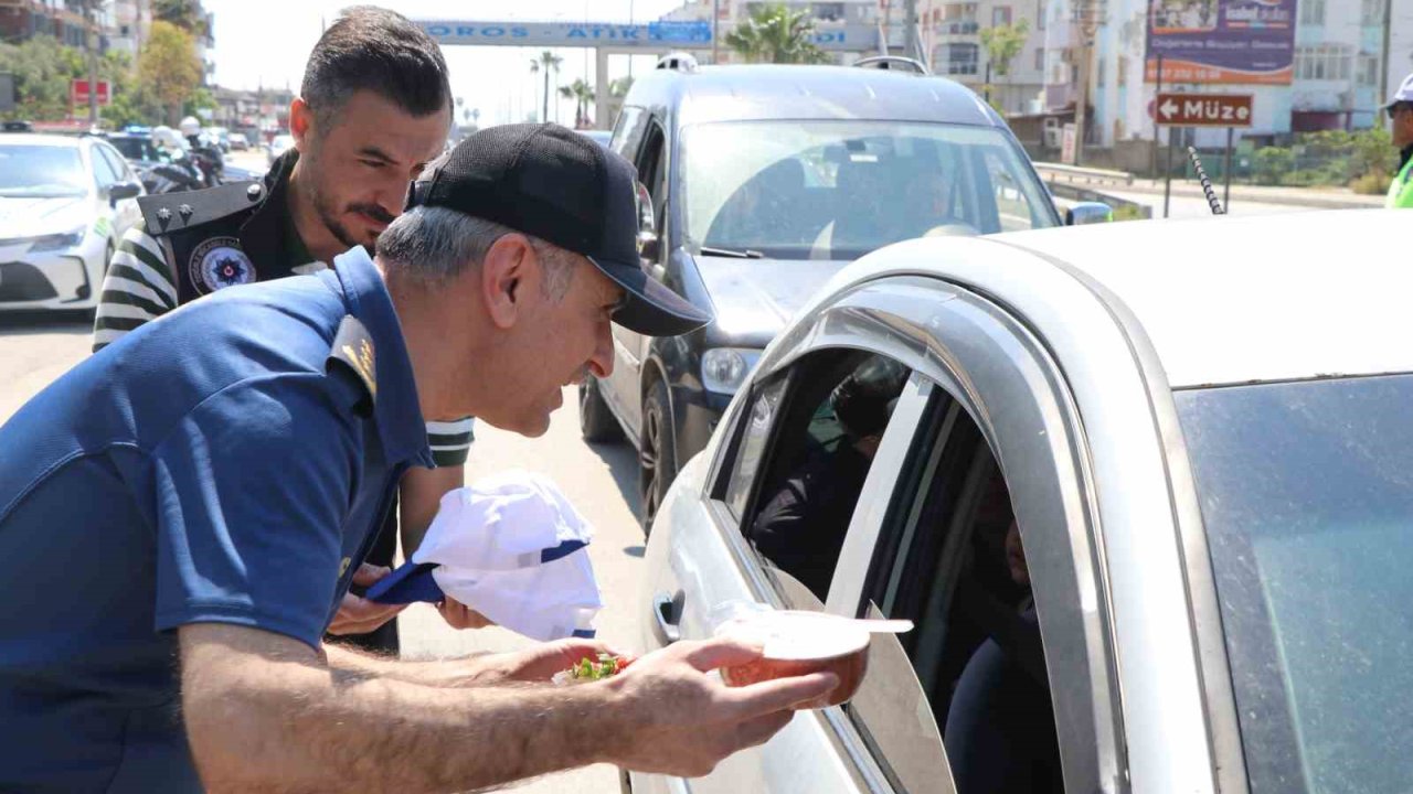 Mersin’de yoğurt ve çilek ikramlı trafik uygulaması