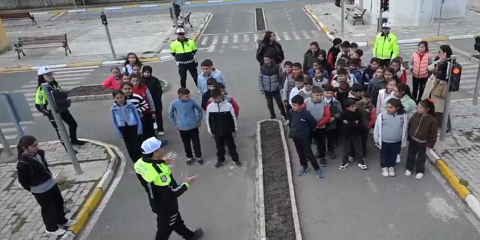Kars’ta Trafik Haftası kapsamında çocuklara uygulamalı eğitim verildi