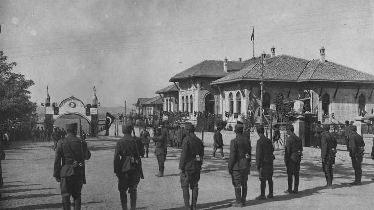 Çanakkale’yi TBMM’de temsil eden 92 kişi bu sergide yaşatılıyor
