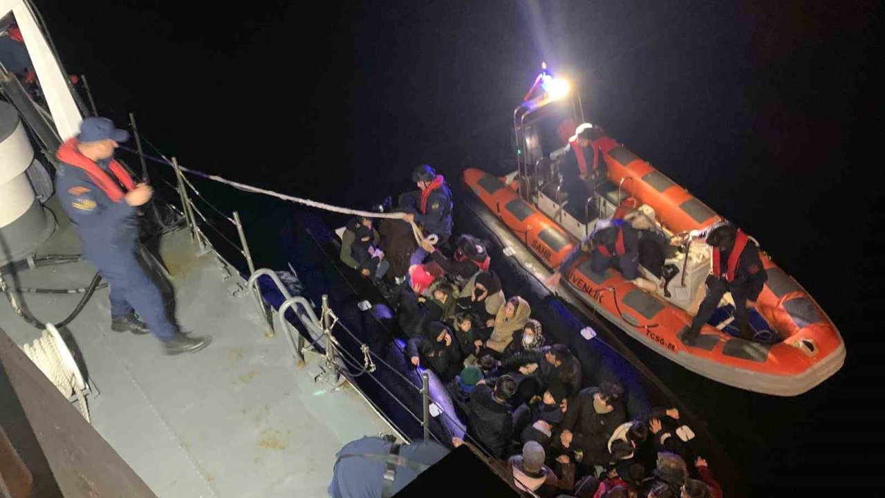 Çanakkale’de mobil radarın tespit ettiği 31 kaçak göçmen ve 1 göçmen kaçakçı yakalandı