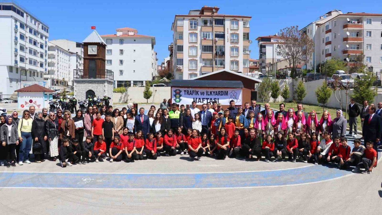 75 öğrenci trafik parkında kuralları uygulamalı öğrendi