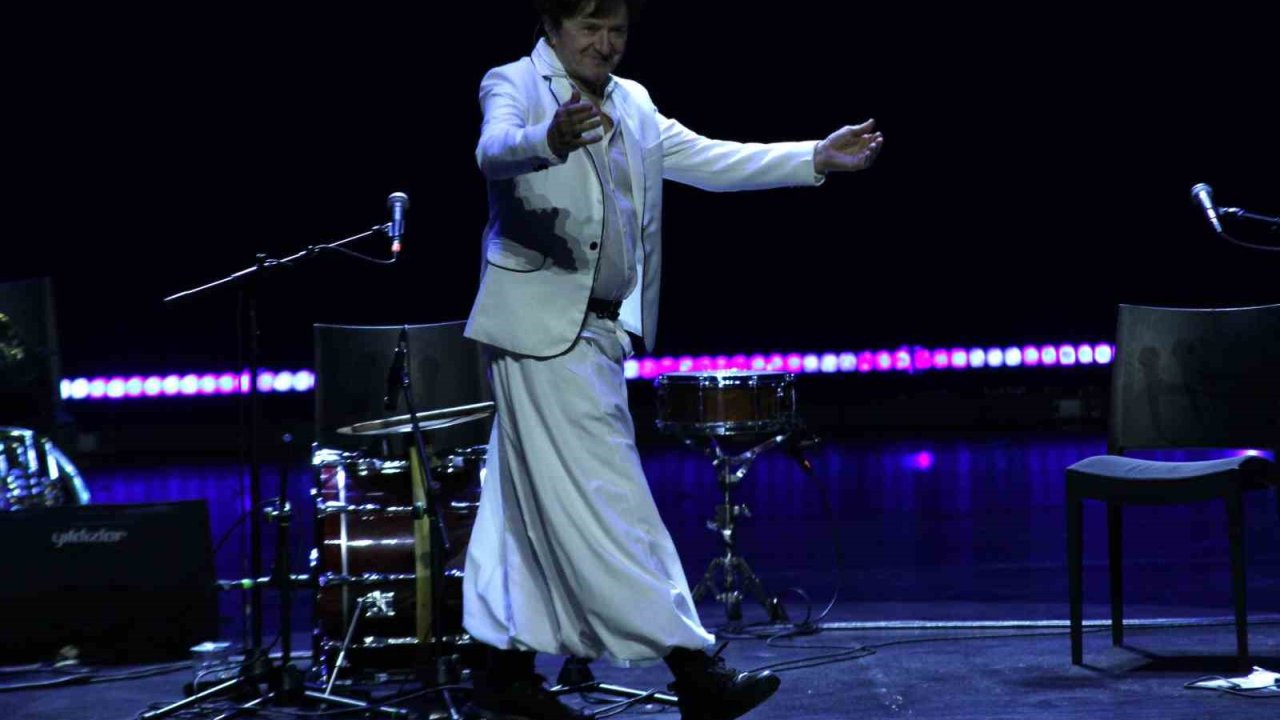 Ünlü Bosnalı besteci Bregovic Ankaralıları coşturdu