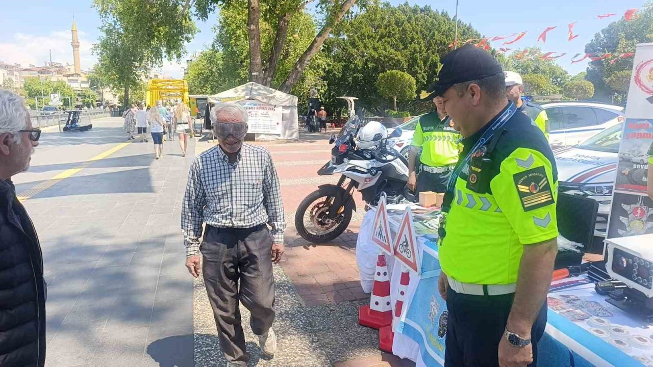 Trafik Haftası etkinliklerinde kurallara uyan 3 sürücüye plaket verildi