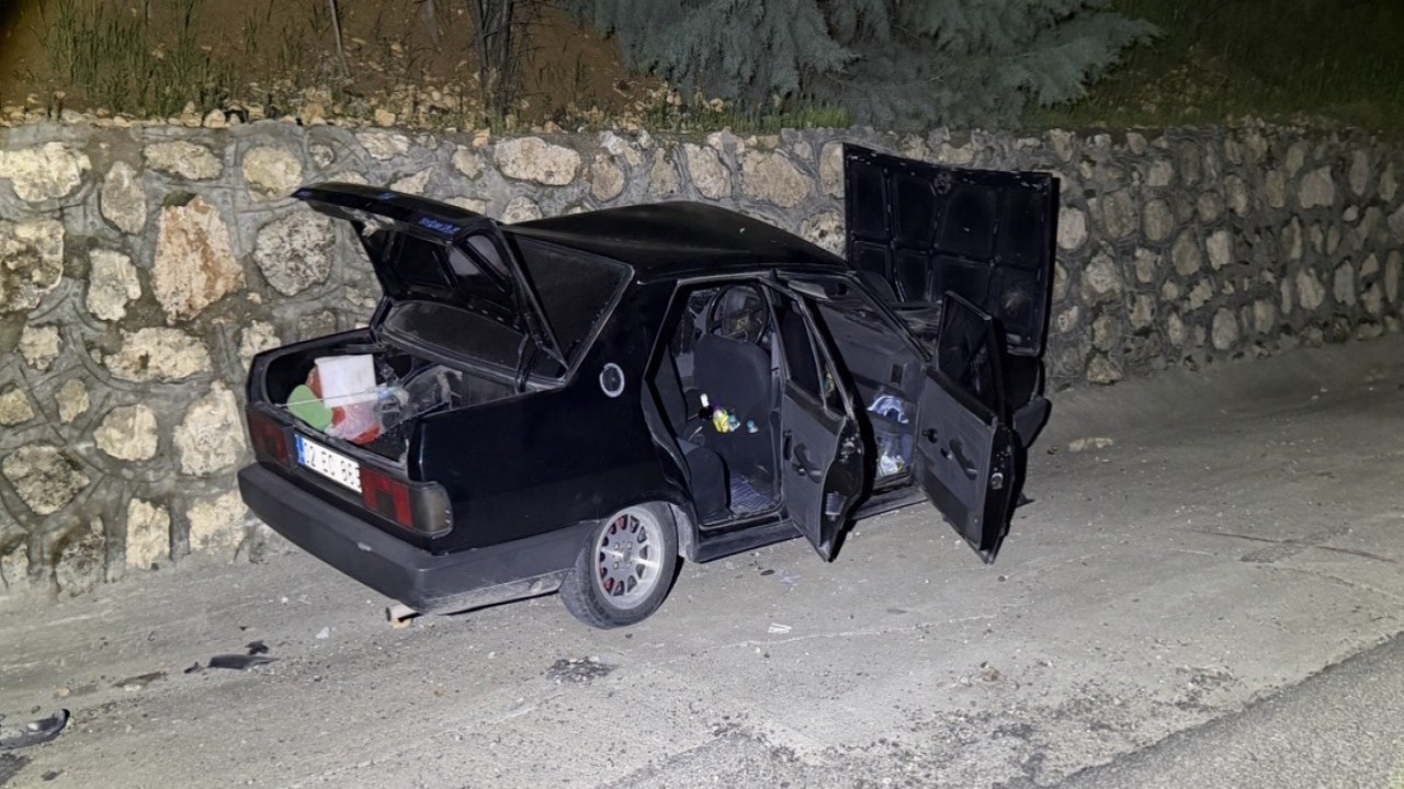 Alkollü sürücünün kullandığı otomobil, İstinat duvarına çarptı: 2 yaralı