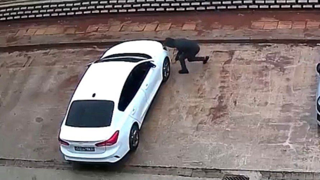 Gaziantep’te gündüz vakti park halindeki 2 aracın lastiği kesici aletle patlatıldı