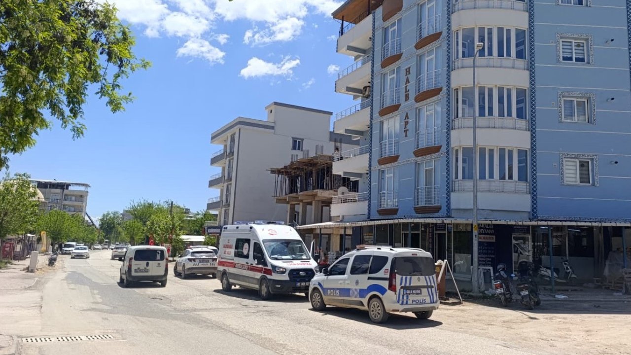 Balkona çıkan şahsı ekipler ikna ederek indirdi