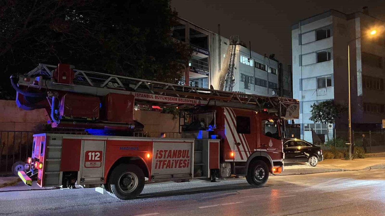 Zeytinburnu’nda 4 katlı iş merkezinin çatısında yangın