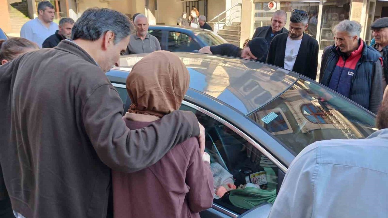 Bebek arabada kilitli kaldı; genç anne büyük korku yaşadı