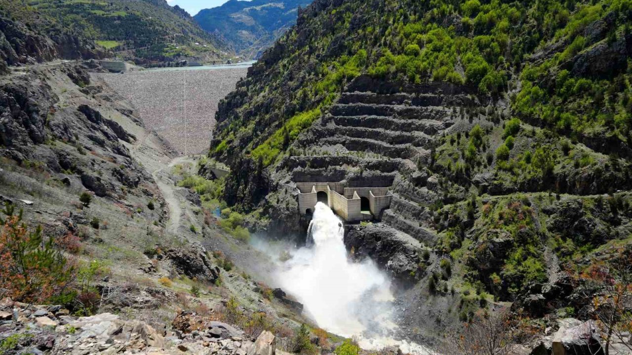 Gümüşhane’de barajlar doldu, tonlarca su tahliye edilmeye başlandı