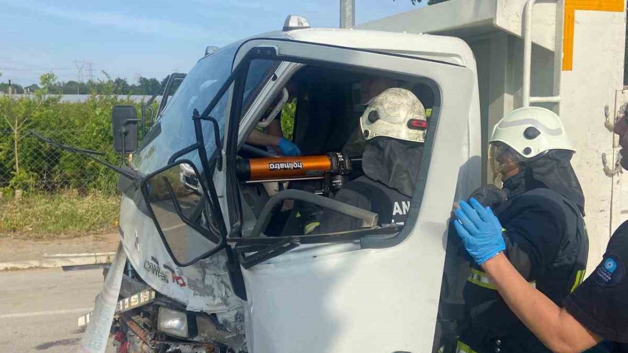 Antalya’da iki kamyonet çarpıştı: 2 yaralı
