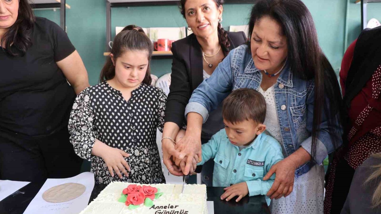 Özel çocuklar, anneleriyle birlikte çamuru sanata dönüştü
